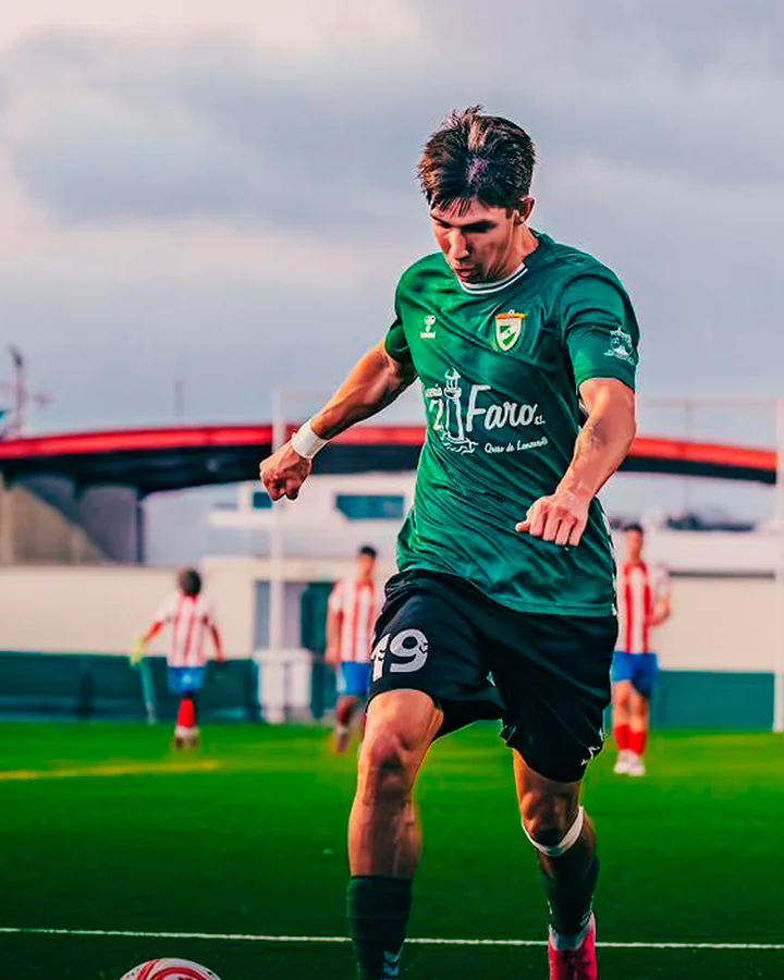 Julen Vicuña, delantero centro