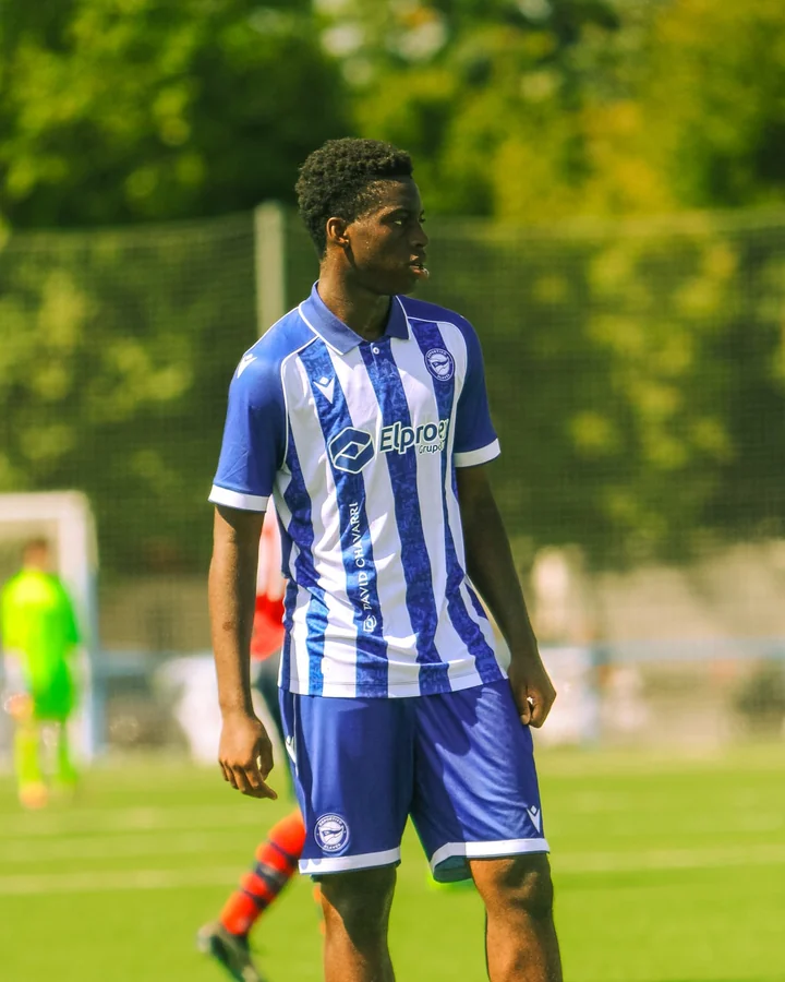 Junior Uzorma, delantero centro