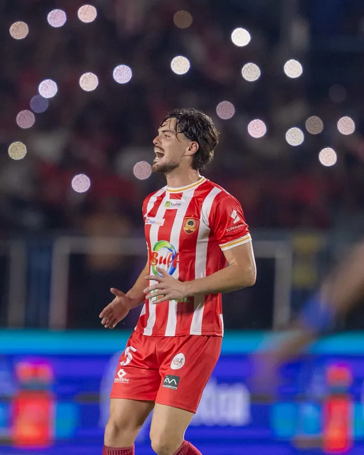 Varo Álvarez, defensa central
